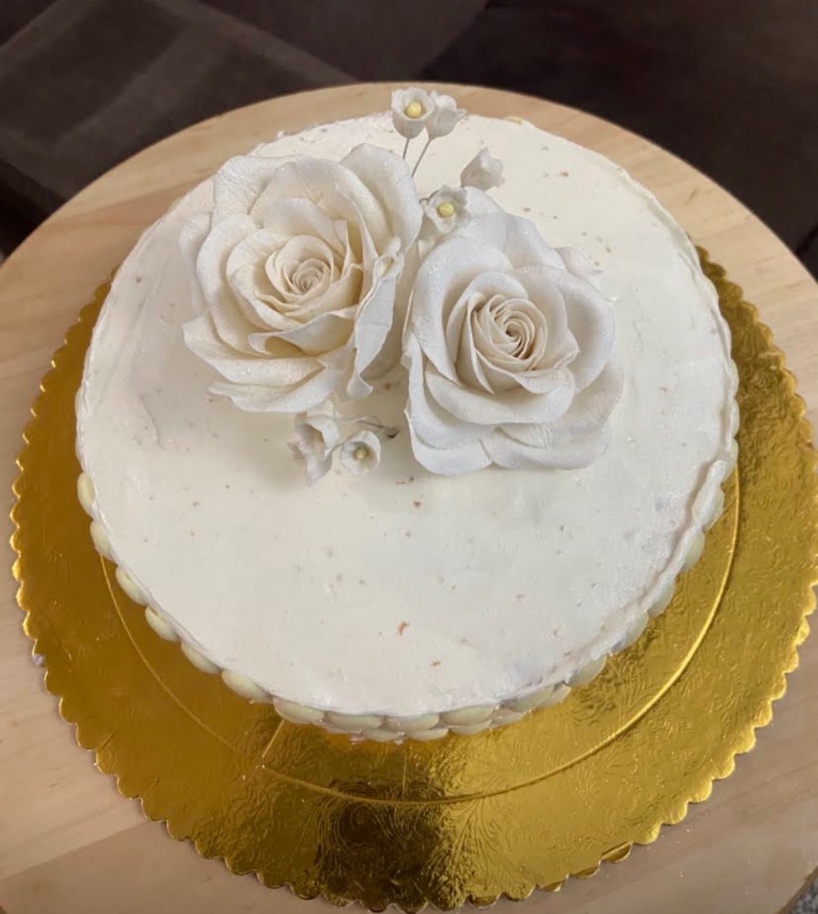 White buttercream cake with ivory sugar roses